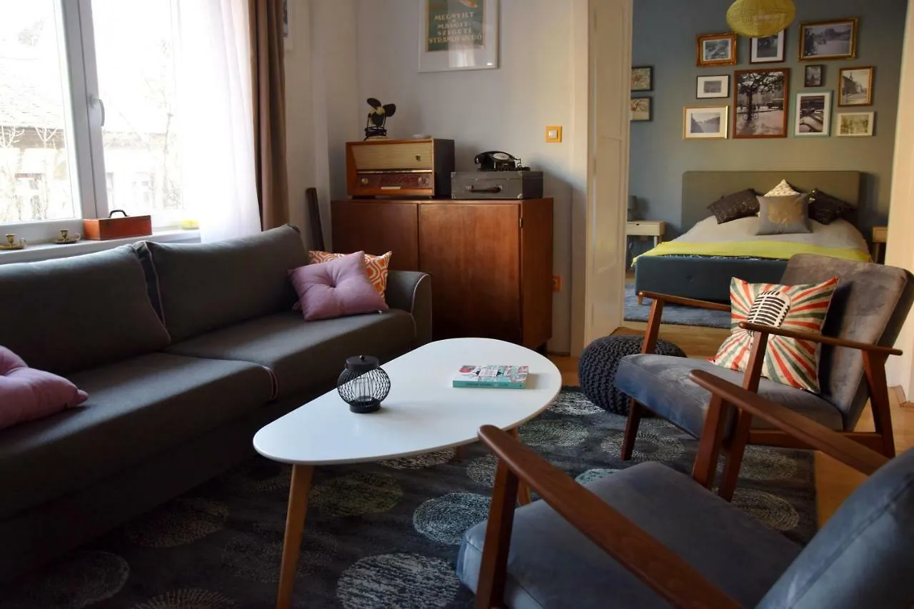 Apartment Bleak House - Bauhaus Home In Greener Budapest